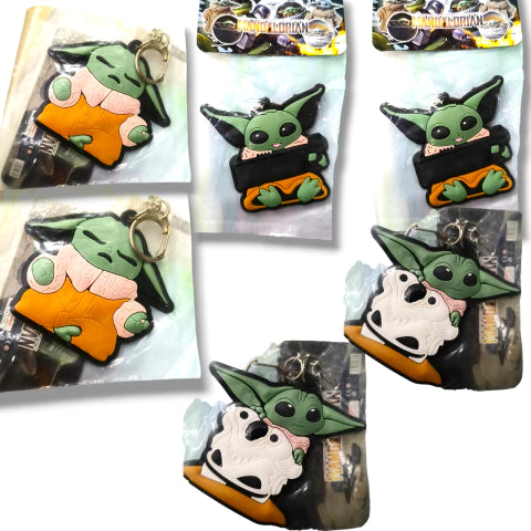 CL3-Llaveros de baby yoda (modelos al azar )